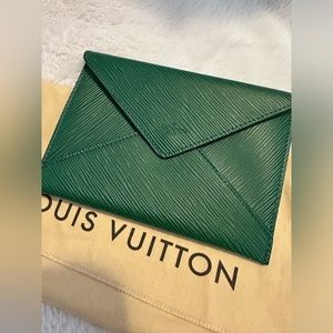 ✨HP✨Rare Louis Vuitton Green Epi Pochette